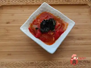 Тушковані помідори на сковороді