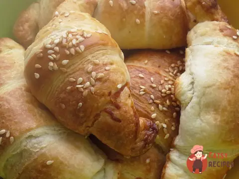 Круасани з шинкою та сиром