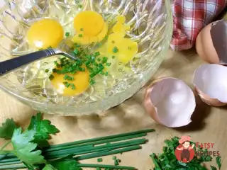 Омлет із зеленою цибулею та вершковим маслом