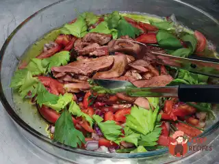 Яловичина з томатами, базиліковою олією та листям селери