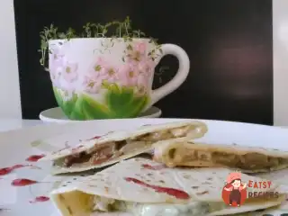 Кесаділля з грушею та сиром