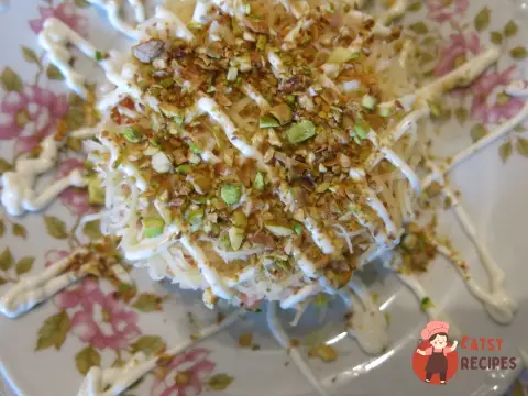 Листковий курячий салат з овочами та фісташками