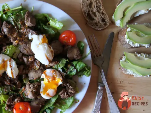 Теплий салат з курячою печінкою та яйцями пашот