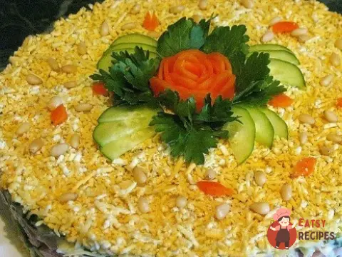 Салат з куркою, яблуком, чорносливом та горіхами.