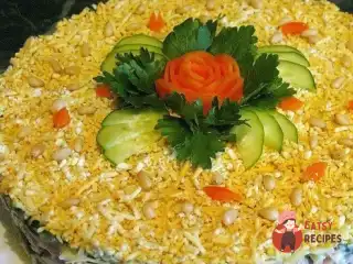 Салат з куркою, яблуком, чорносливом та горіхами.