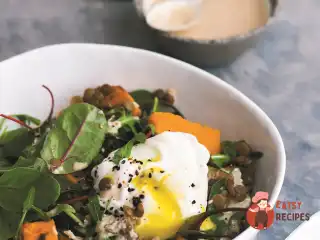 Теплий салат із сочевицею та яйцем пашот