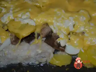 Риба, запечена в сметані, з картоплею та грибами