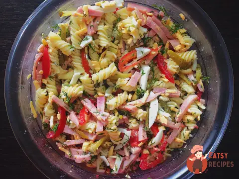 Італійський салат з макаронами, шинкою та солоними огірками