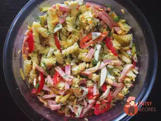 Італійський салат з макаронами, шинкою та солоними огірками