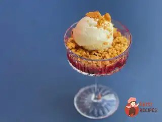 Сливовий крамбл із морозивом
