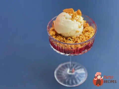 Сливовий крамбл із морозивом