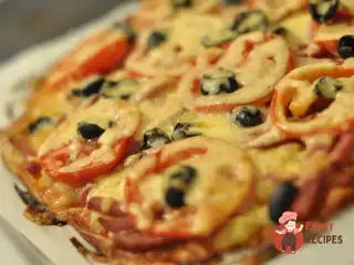 Піца на тонкому тесті з ковбасою та картопляним пюре