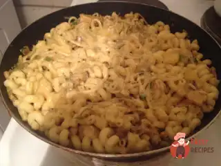 Макарони з куркою та грибами у вершковому соусі з каррі.