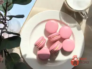 Макарон з начинкою з білого шоколаду та лікеру