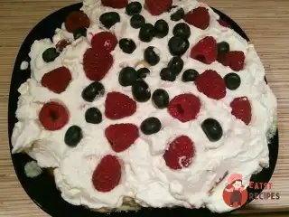 Пиріг з ягодами, кремом та збитими вершками