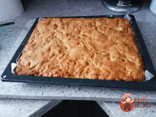 Яблучна шарлотка з корицею