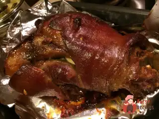 Свиняче кермо запечене у світлому пиві