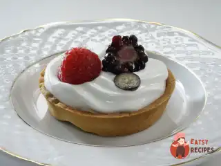 Кошички з білковим кремом та ягодами