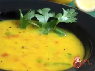 Суп із червоної сочевиці зі спеціями та кінзою