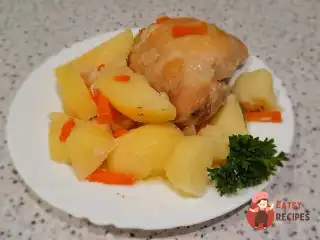 Молодий картопля, запечений у духовці з курячим стегном