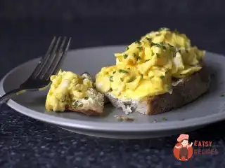 Бутерброд з яйцем і зеленню