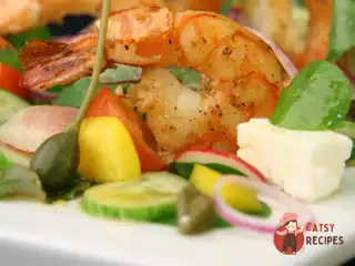 Салат в грецькому стилі з соусом.