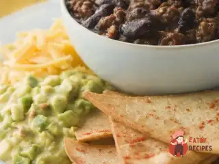 Чилі кон карне з тортильями