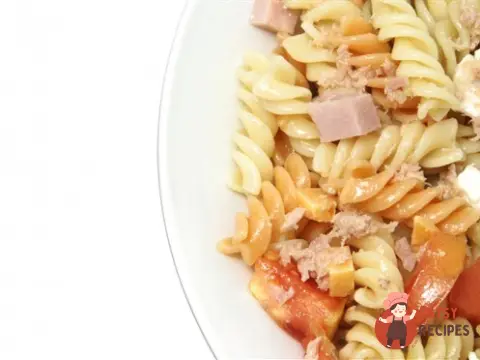 Салат з локшини з шинкою