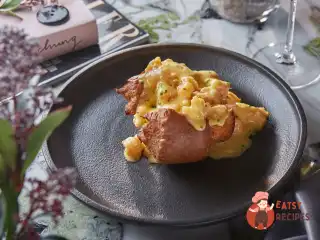 Булочка-суфле з яйцями та креветками