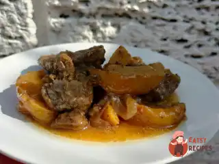 Куряча печінка тушкована з яблуками