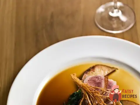 Салат з качиної печінки з печерицями та зеленню