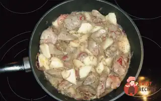 Куряча Печінка Тушкована З Яблуком Та Білим Вином