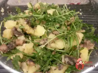 Теплий салат із печерицями