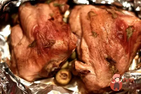 Курячі стегна з селери та оливками