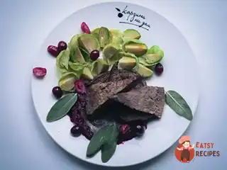 Печінка з журавлинним соусом та брюссельською капустою