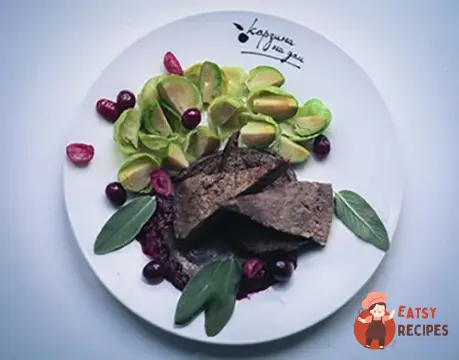 Печінка з журавлинним соусом та брюссельською капустою