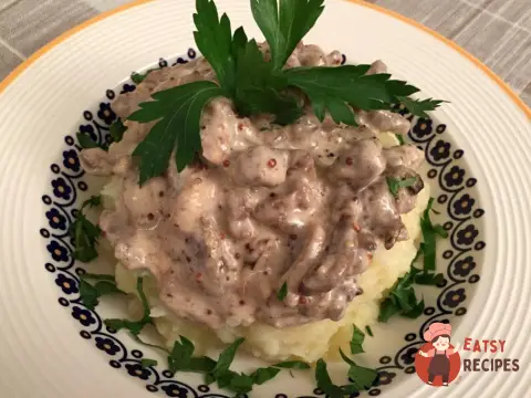 Яловичина «Строганов» (Boeuf Stroganoff)