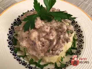 Яловичина «Строганов» (Boeuf Stroganoff)