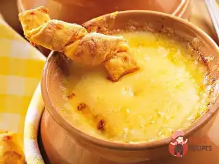 Цибулевий суп на яловичому бульйоні з травами