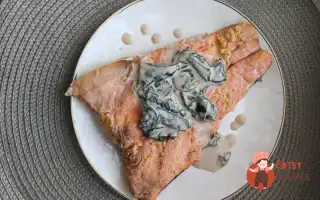 Запечений Лосось З Соусом З Кокосового Молока Та Шпинату.