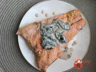 Запечений лосось з соусом з кокосового молока та шпинату.