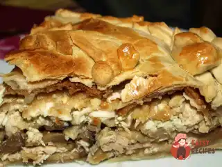 Курник із листкового тіста з млинцями, грибами та куркою
