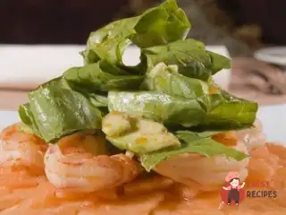 Креветки з динею, руколою та рожевим перцем