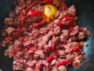 Кисло-солодкий соєвий гуляш з каррі