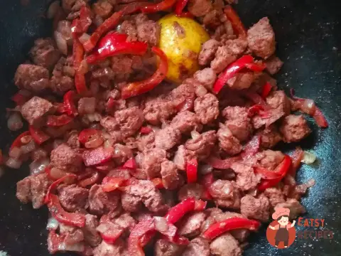 Кисло-солодкий соєвий гуляш з каррі