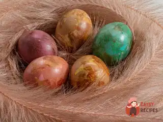 Фарбовані яйця з мармуровим візерунком