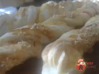 Листкові спіральки з ковбасою та сиром