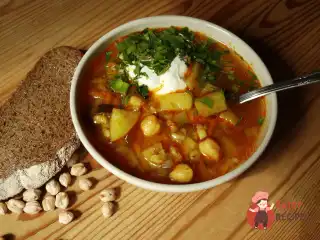 Вегетаріанський розсольник з нутом