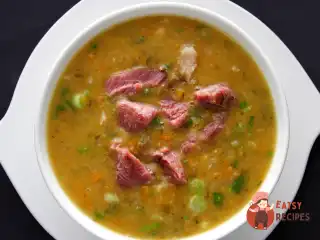 Гороховий суп з копченими реберцями