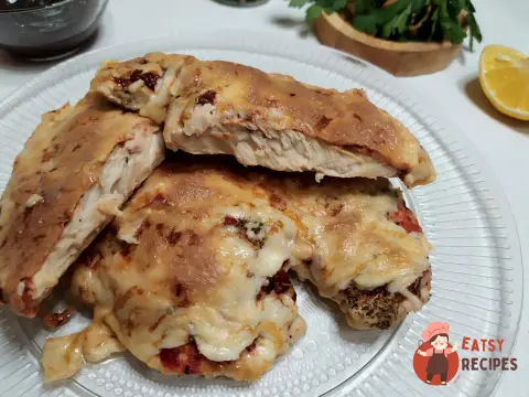 Соковита куряча філе під сиром